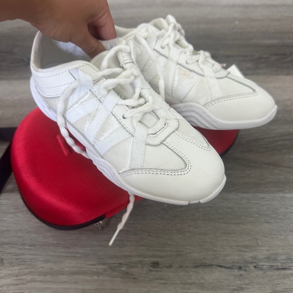 NFINITY Kids White Cheer shoes size 4.5 - Picture 1 of 2